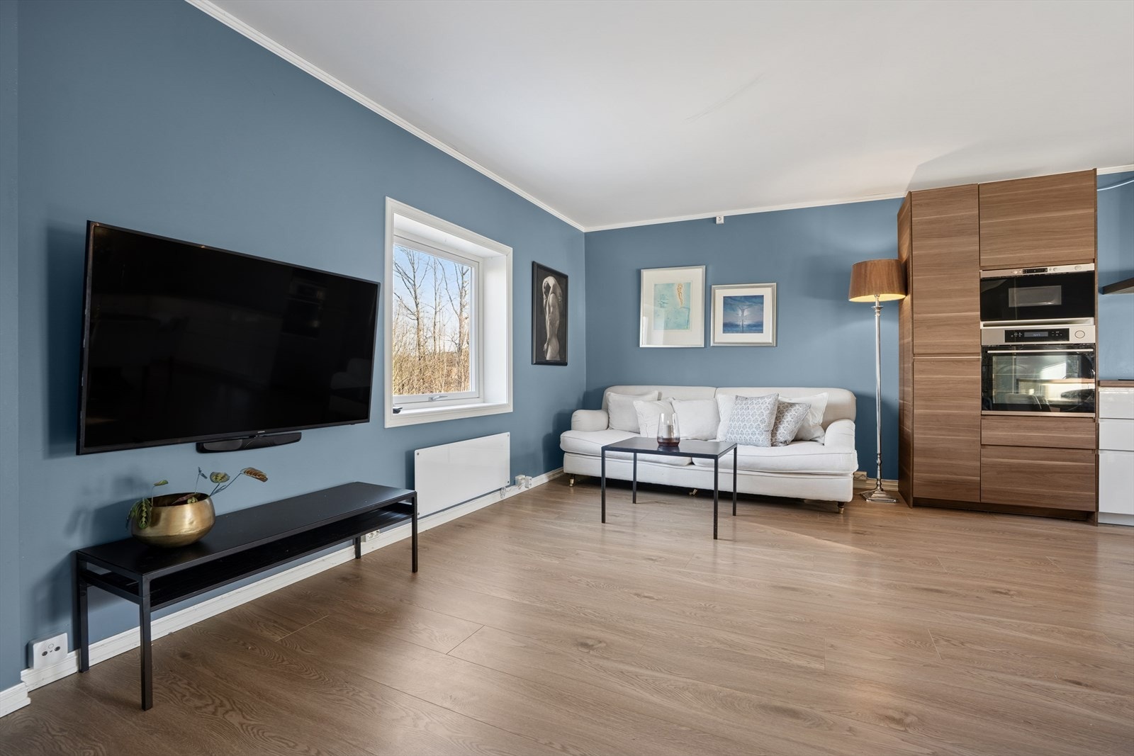 Boligen har hovedsakelig elektrisk oppvarming med panelovner og varmekabler i enkelte rom- i tillegg er det varmepumpe fra 2017. Galleribilde