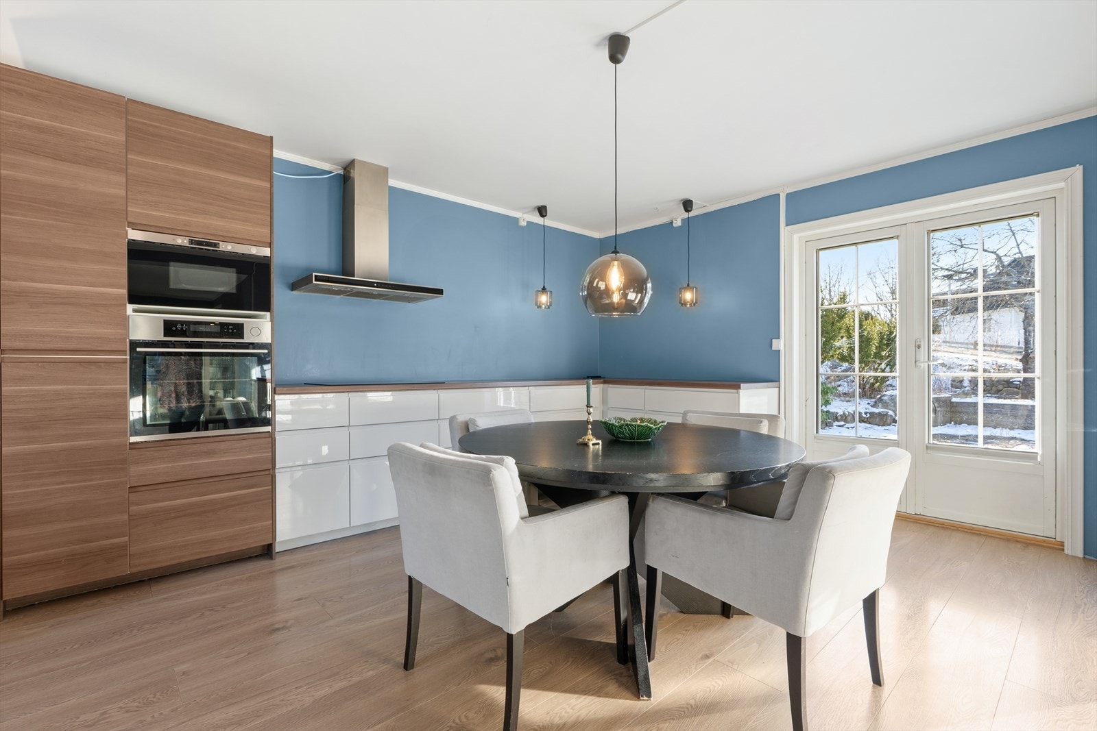 Innredningen har avsatt plass til hvitevarer bestående av komfyr, platetopp og oppvaskmaskin samt frittstående kjøleskap. Galleribilde