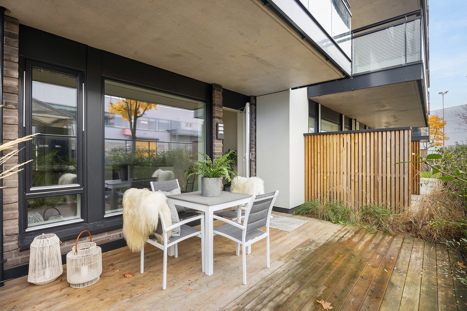 Romslig markterrasse med tilgang fra stue Galleribilde