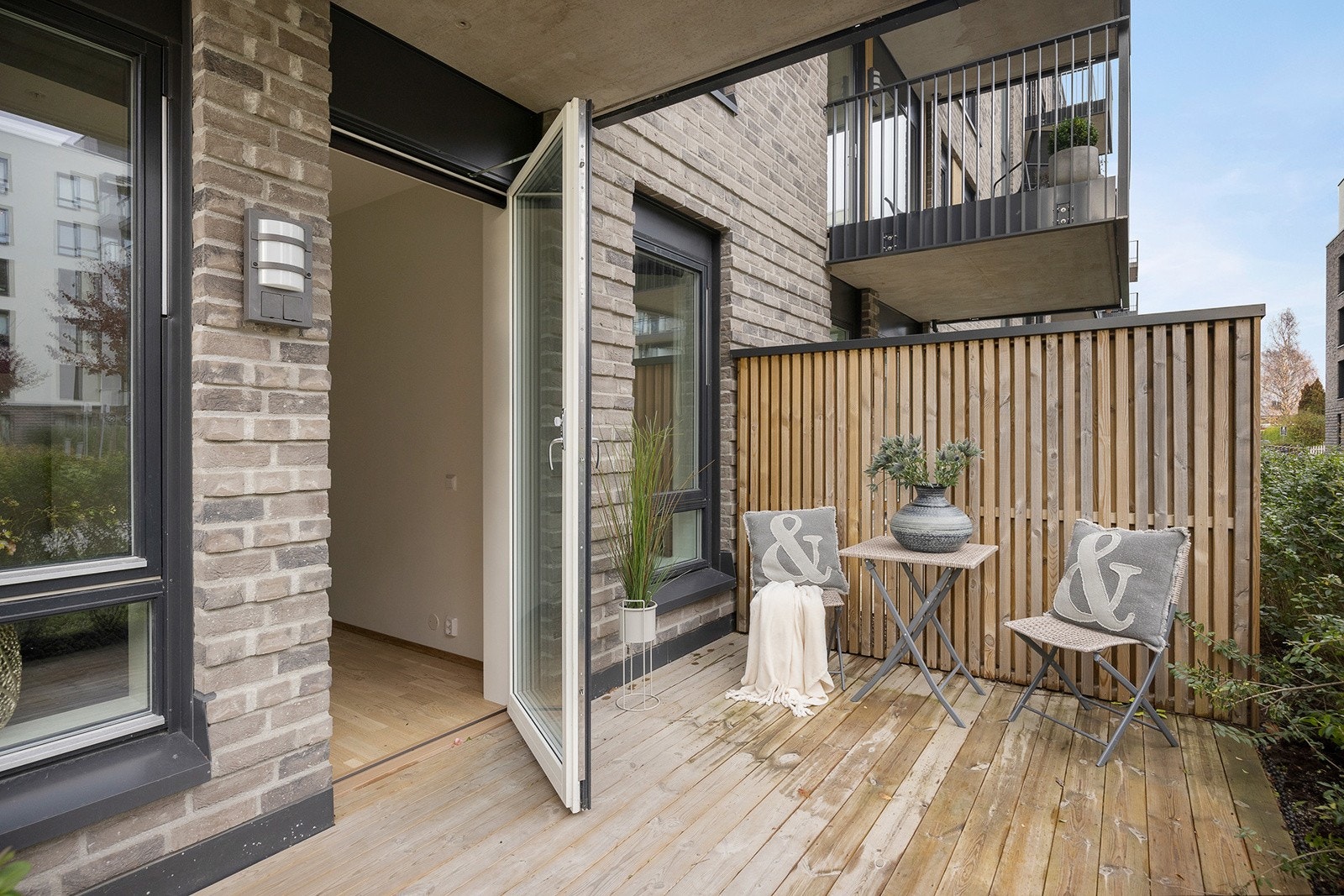 Hyggelig utsyn mot gårdsrom Galleribilde