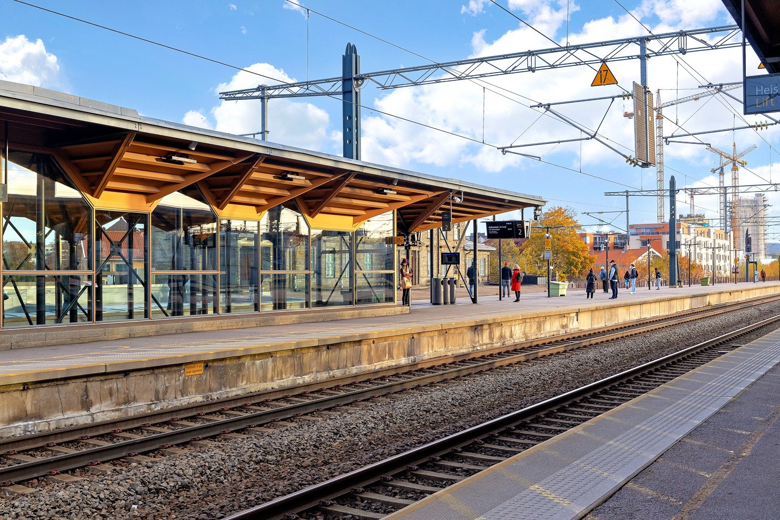 Fra leiligheten er det gå-/sykkelavstand til Lillestrøm tog/busstasjon. Med tog tar det 10 minutter til Oslo s og 12 minutter til OSL flyplass. Galleribilde