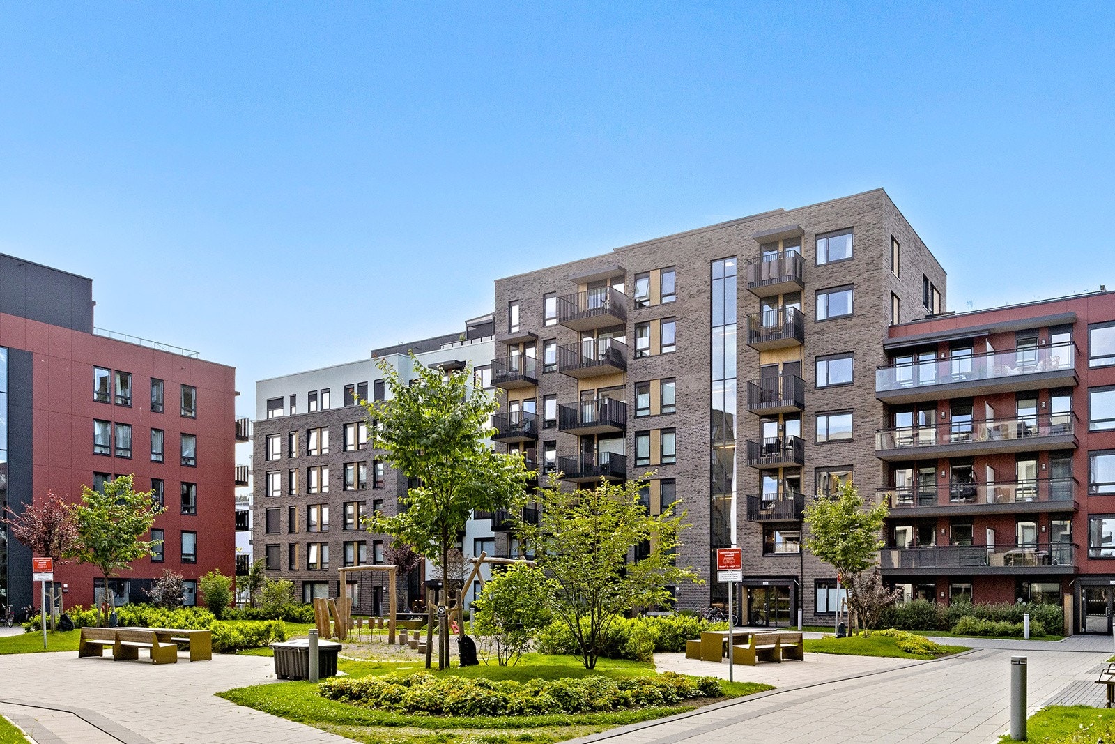 Uteområder om sommeren er grønt om fint Galleribilde