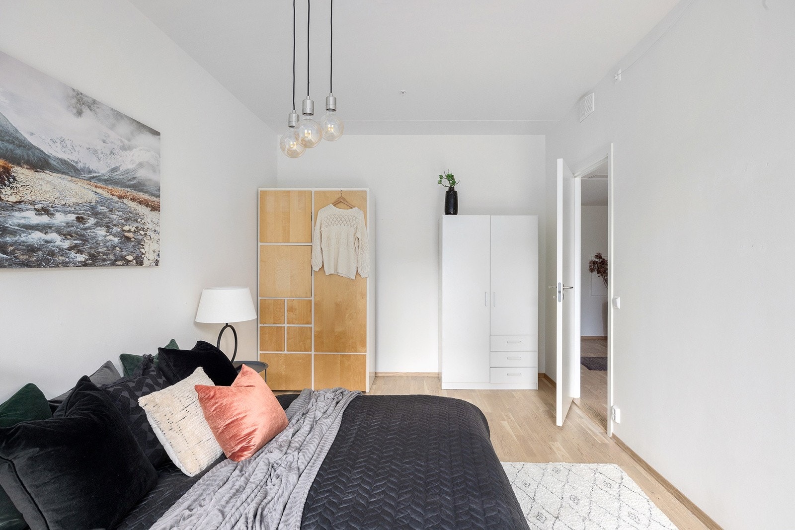 God plass til dobbeltseng og garderobeskap Galleribilde