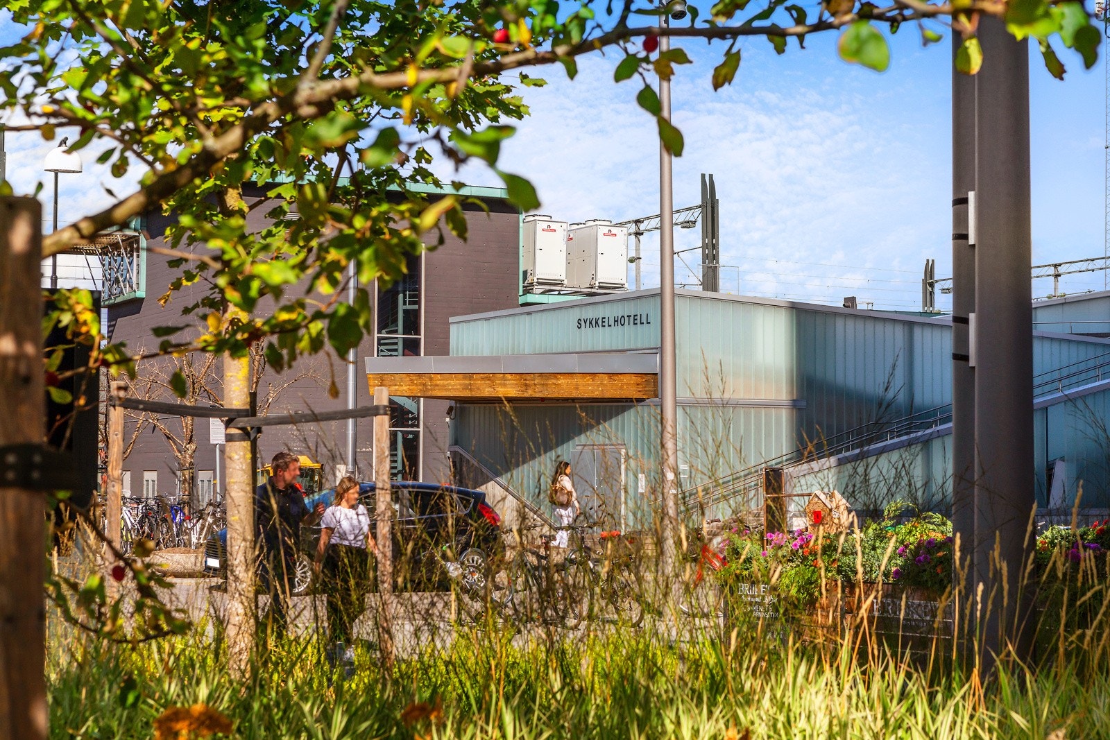 Ved togstasjonen er det et eget sykkelhotell. Her kan du komme deg enkelt til/fra jobb og studier. Galleribilde