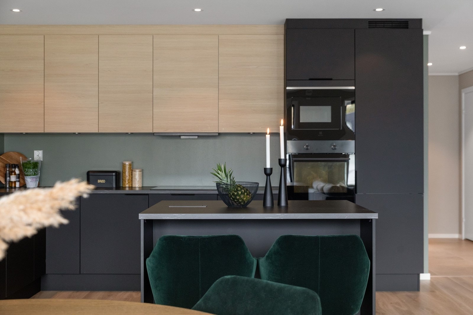 Alle hvitevarer er integrerte, inkludert platetopp, stekeovn i høyskap, kjøleskap og oppvaskmaskin. Galleribilde