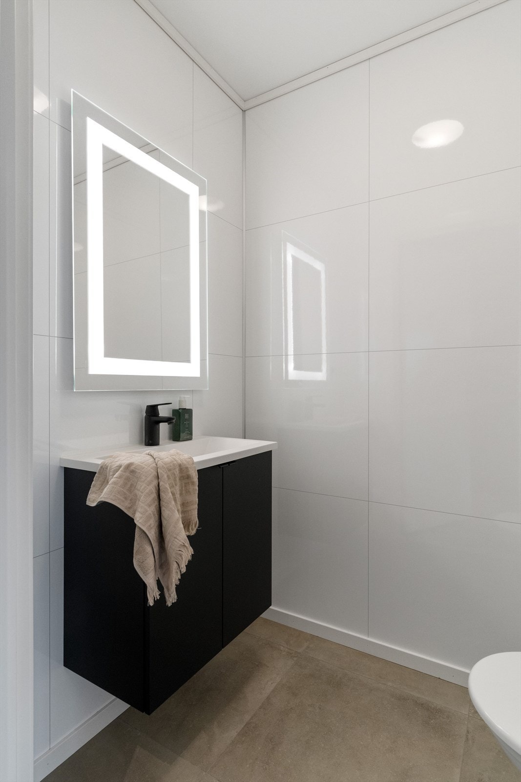 I tilknytning til entréen har man en praktisk WC som kan brukes som gjestetoalett. Galleribilde