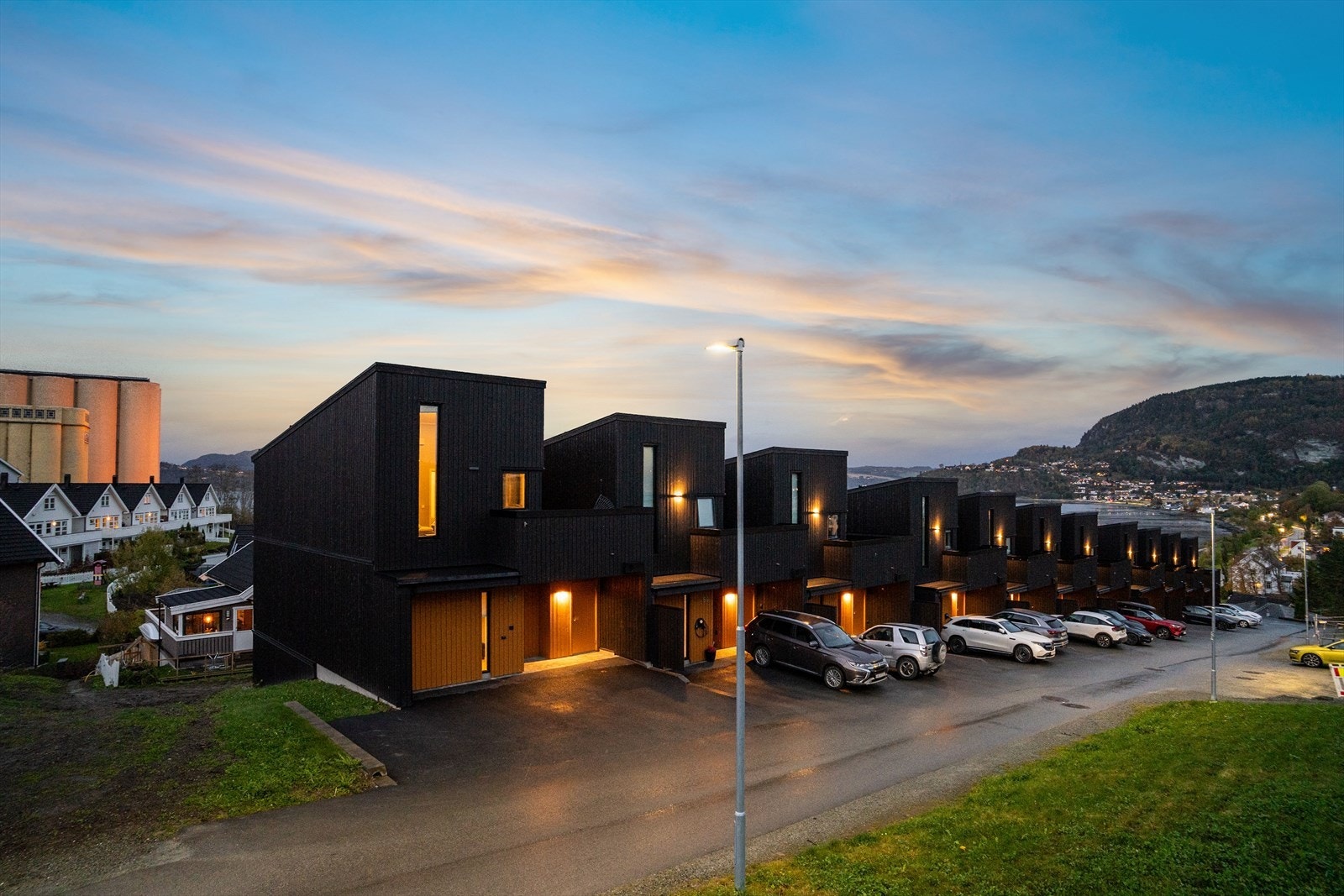 Rekkehuset ligger i et sentralt og barnevennlig boligområde i Buvika i Skaun kommune. Galleribilde