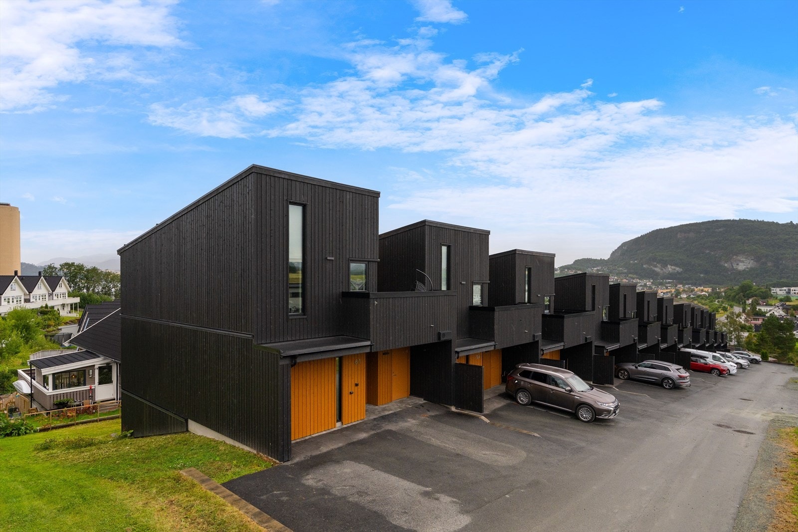 Opptill tre biler kan parkeres på gårdsplassen foran inngangen. Galleribilde