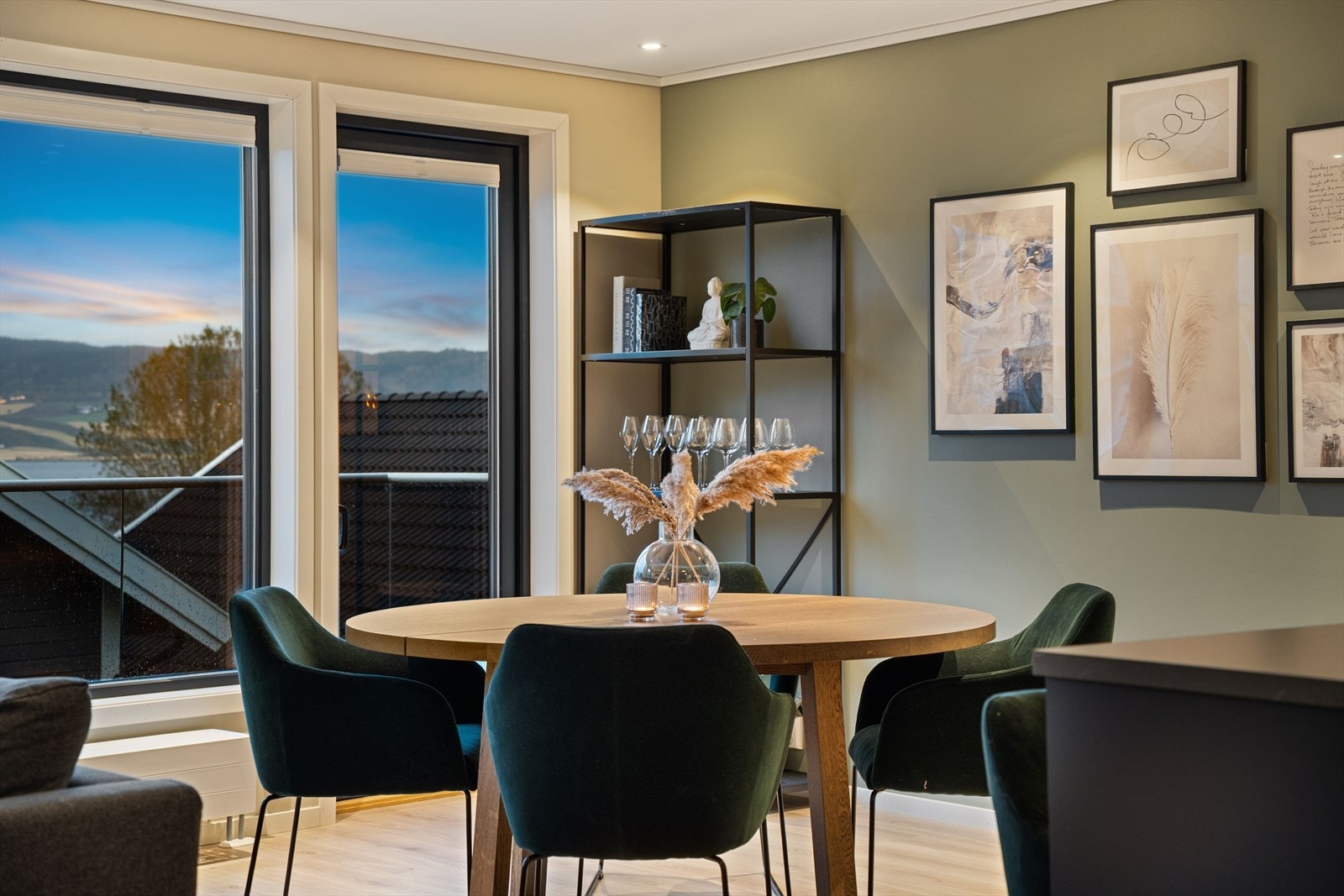 Stuen er lett å møblere og naturlig delt inn i flere soner. Galleribilde