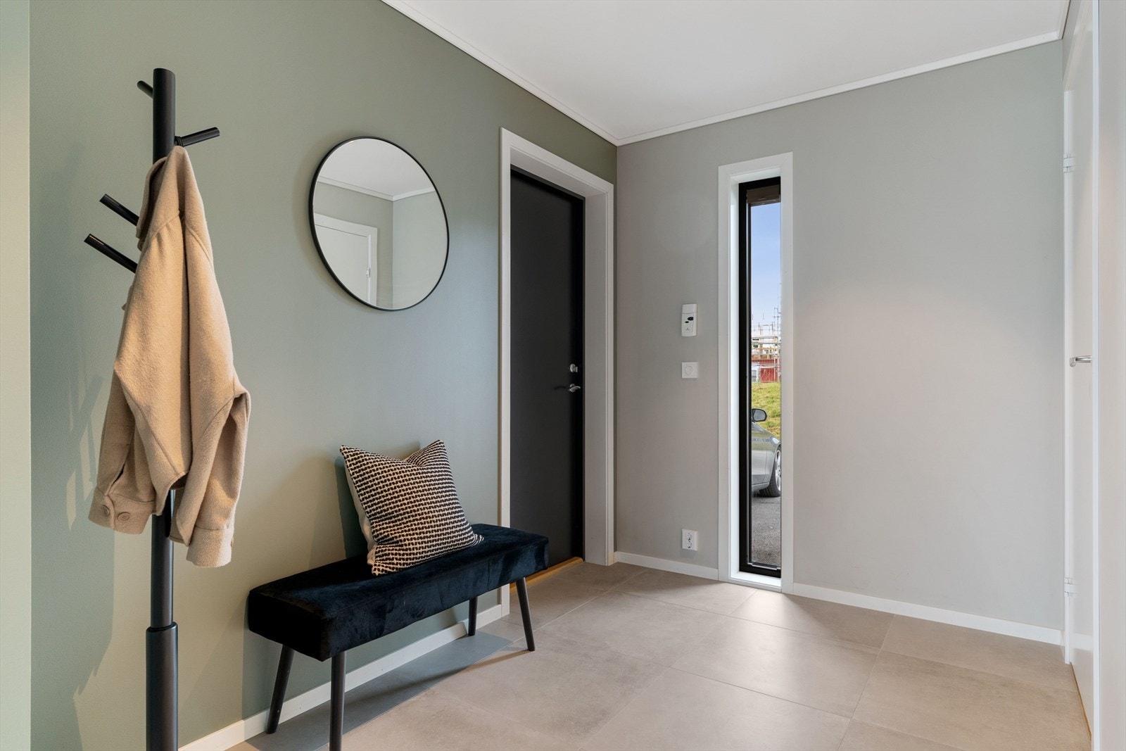 Velkommen inn - entréen har god garderobeplass og et ryddig førsteinntrykk. Galleribilde