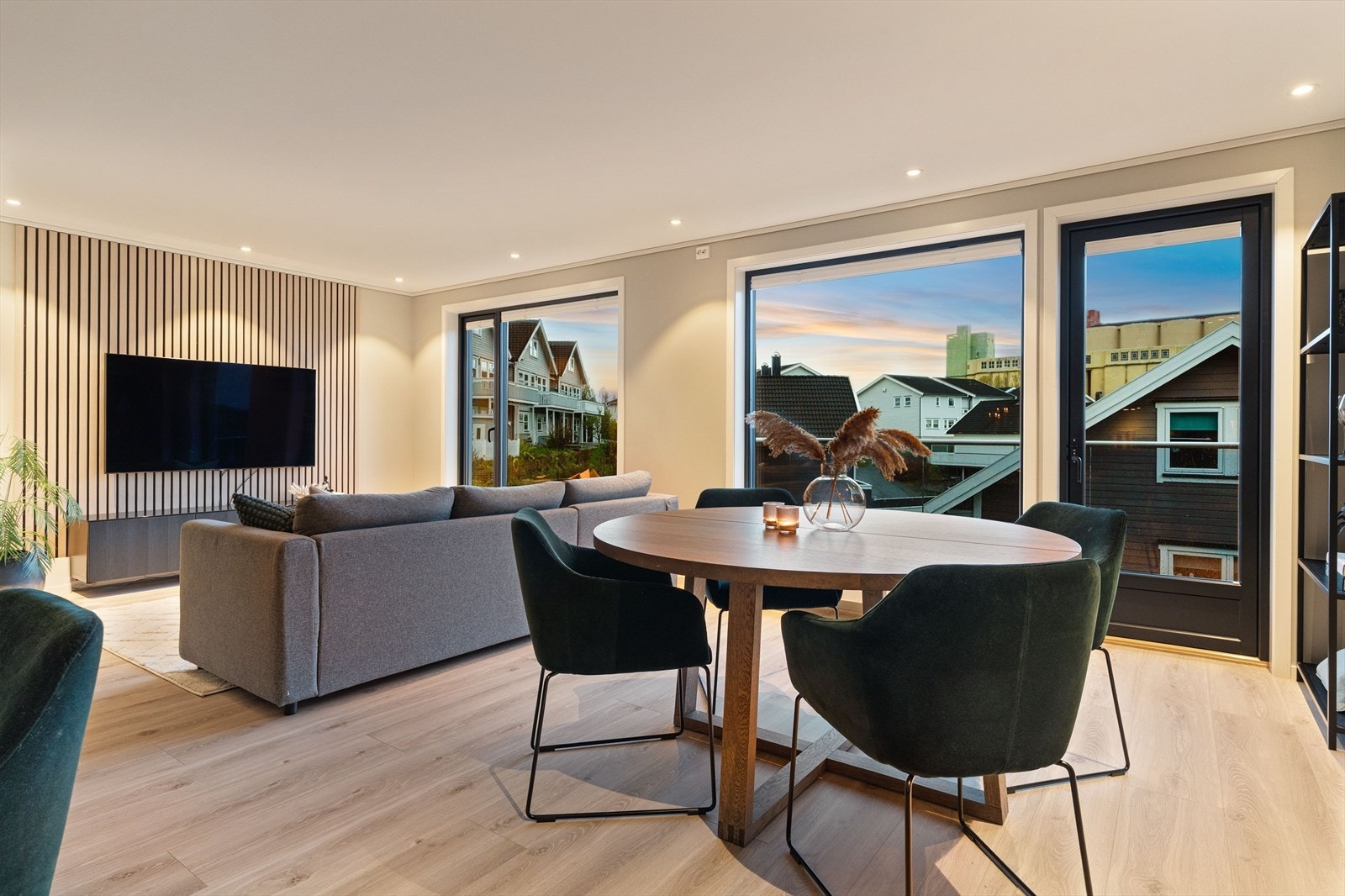 Stuen har store vindusflater som slipper inn rikelig med naturlig lys, samt utgang til en balkong på ca. 3 kvm. Downlights i taket gir en god belysning, mens en spilevegg tilfører et moderne preg. Galleribilde