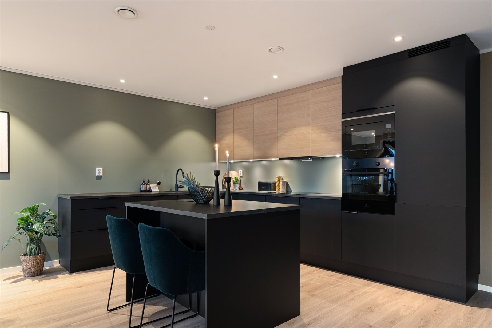 Kjøkkenet er moderne med gjennomtenkte detaljer og moderne uttrykk. Galleribilde