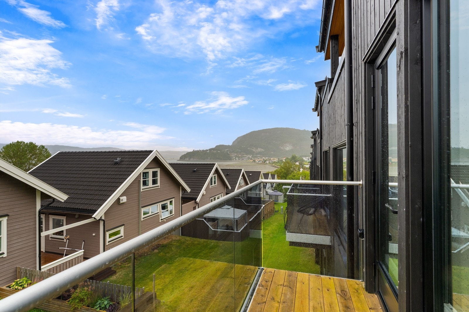 Det er direkte adkomst til en balkong fra stuen med utsikt mot fjorden. Galleribilde