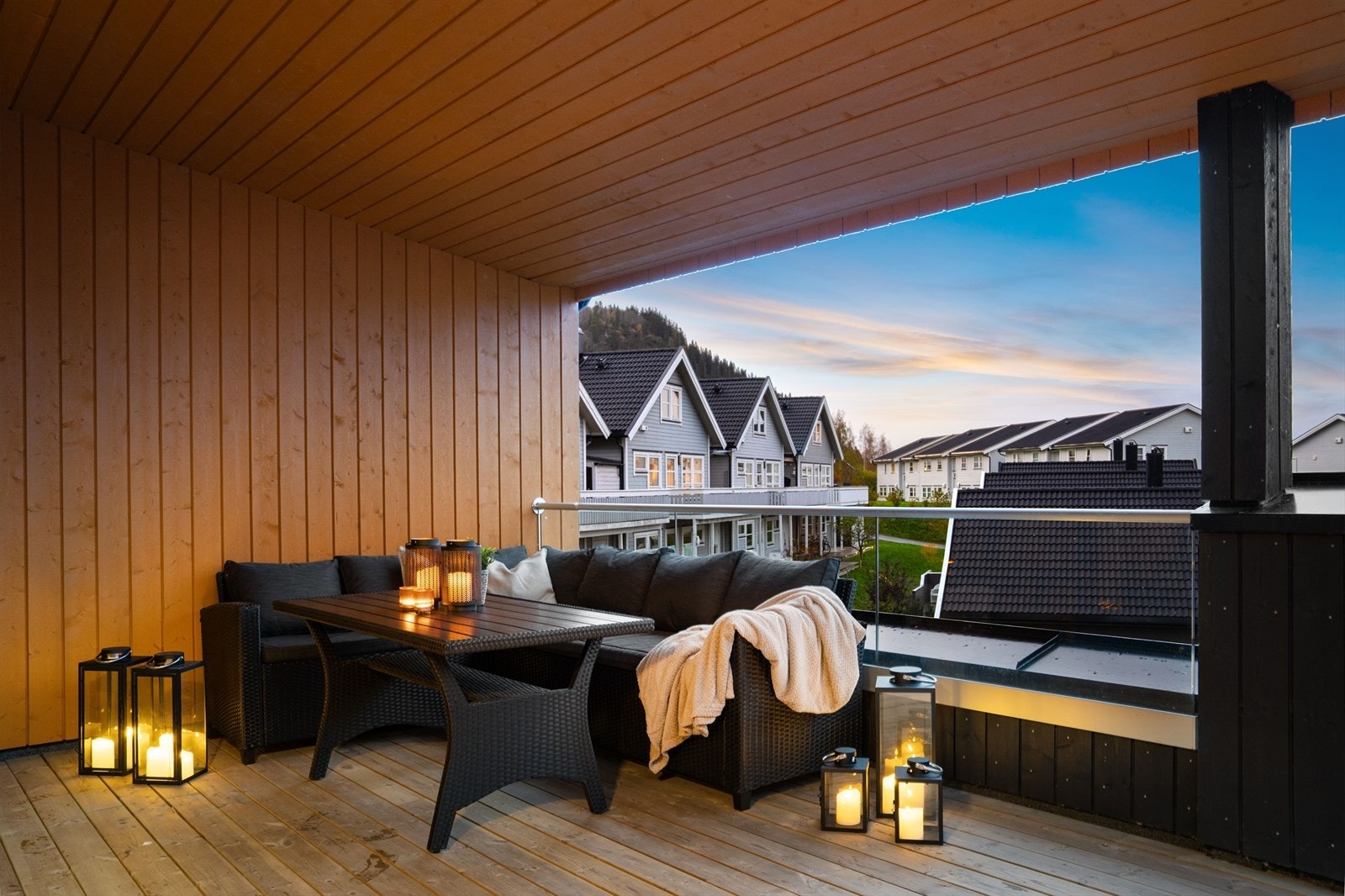 Den er delvis overbygd, og den lune kroken gjør at uterommet kan brukes selv på regnværsdager. Galleribilde