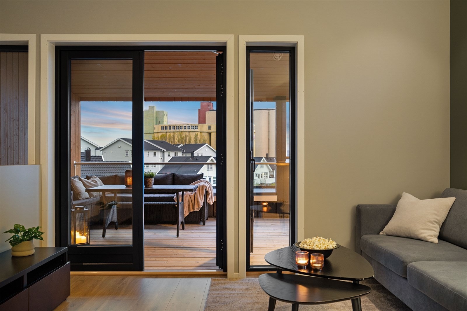 Den gode takhøyden gir et romslig inntrykk, og herfra er det direkte adkomst til den store takterrassen. Galleribilde