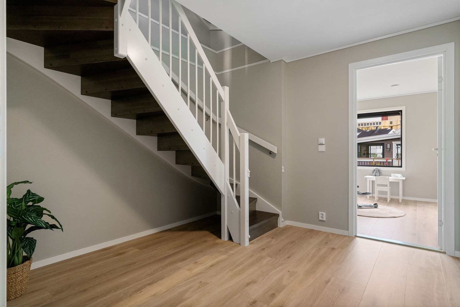 Underetasjen er praktisk utformet med to soverom, vaskerom og bad. Galleribilde