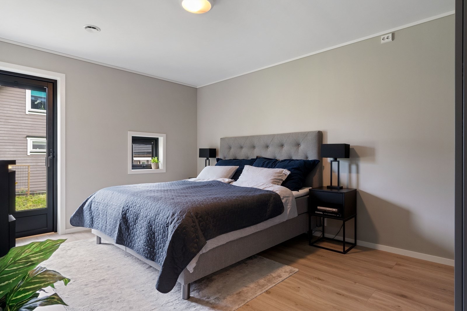 Det andre soverommet i underetasjen er romslig og har god plass til forskjellig møblement. Galleribilde