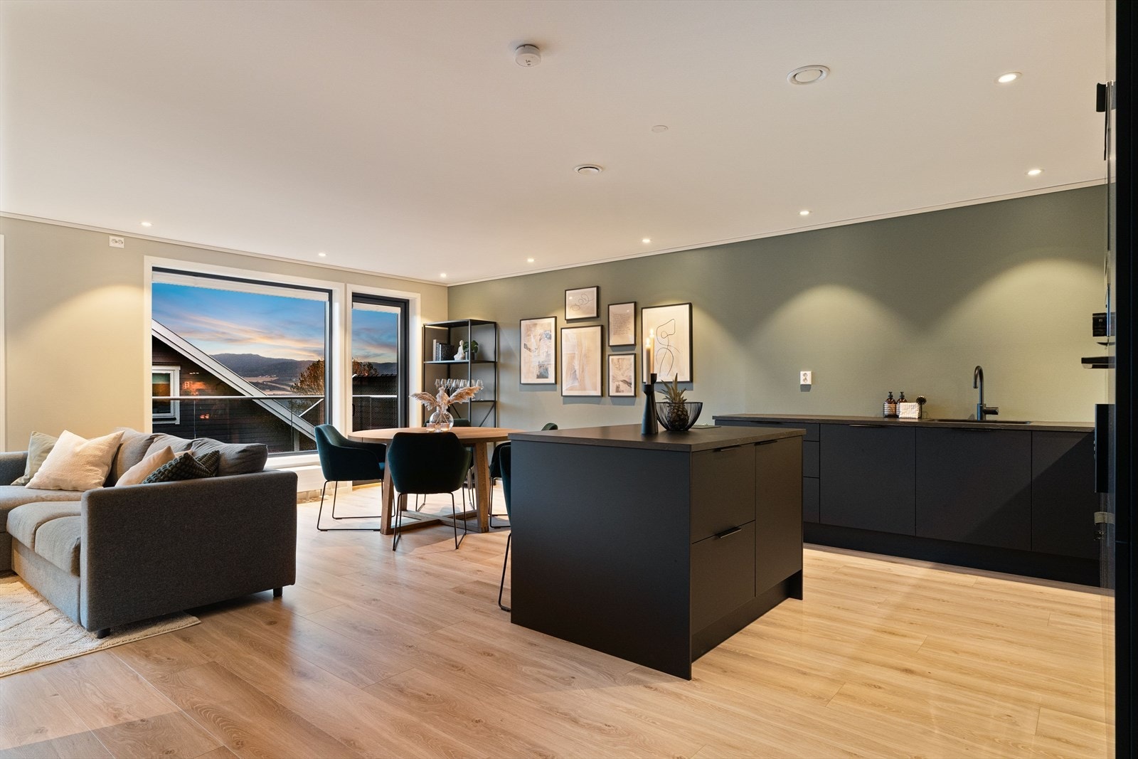 Her møter du et moderne og stilrent rekkehus fra 2023, oppført med gjennomgående høy kvalitet og tidsriktige løsninger. Galleribilde