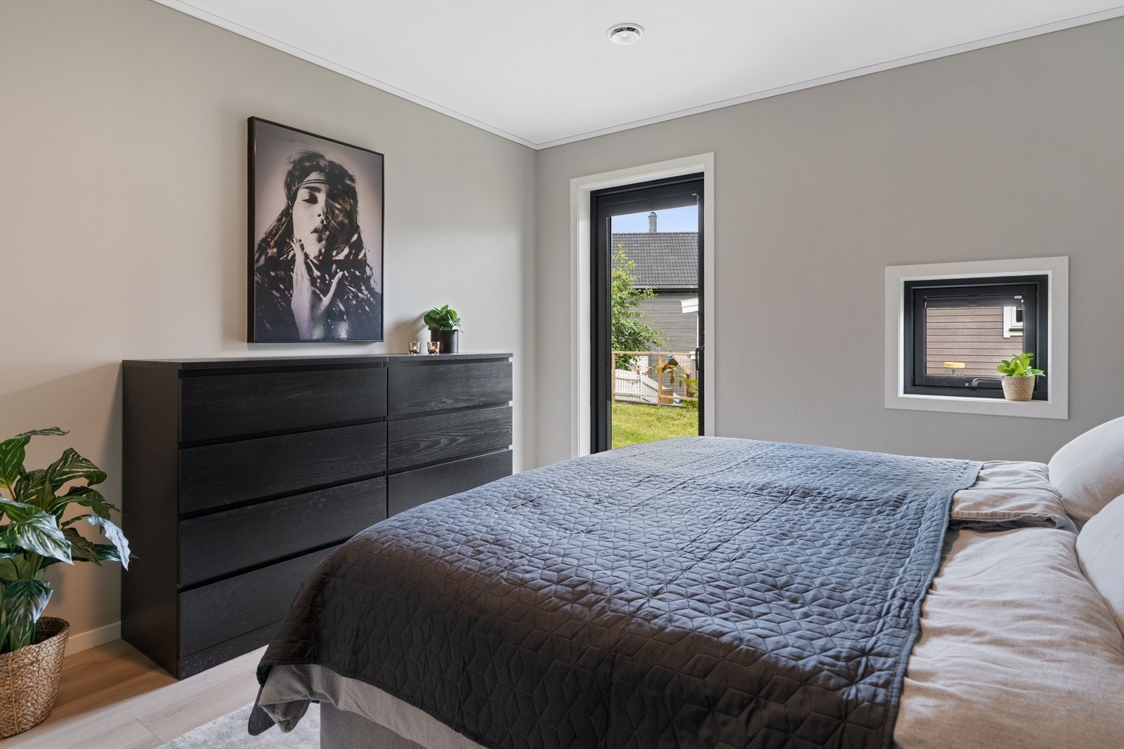 Det er også en egen inngang til soverommet fra bakkeplan. Galleribilde