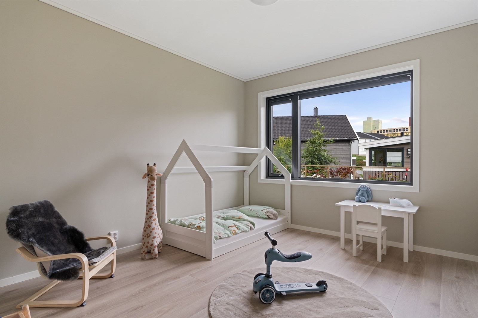 Soverommene nede måler henholdsvis ca. 10,5 og 15,5 kvm, mens rommet oppe har et areal på ca. 11 kvm. Galleribilde