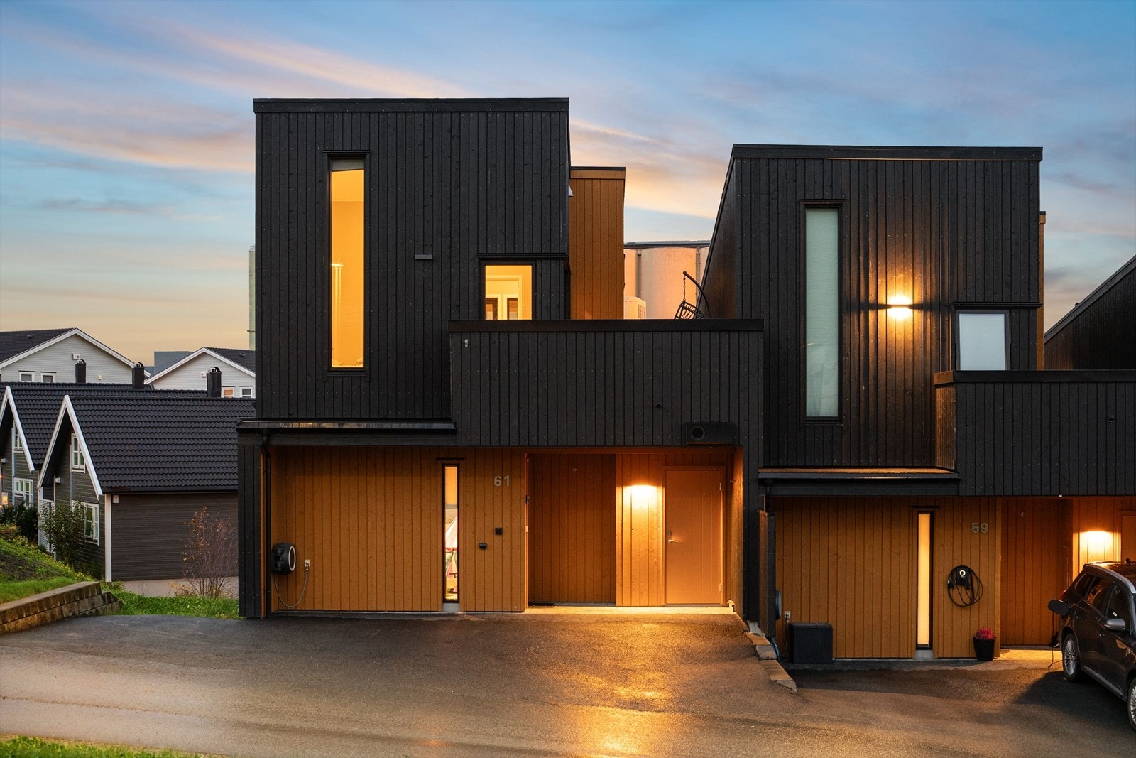 Huset har en av de bedre beliggenhetene i Mølnbaken med en flott endebeliggenhet. På inngangssiden er det utebod og vannkran. Galleribilde