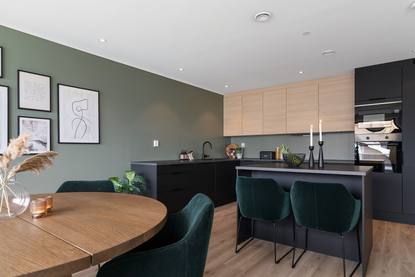 Kjøkkenet er utformet i en praktisk L-løsning med rikelig skap- og benkeplass. Galleribilde