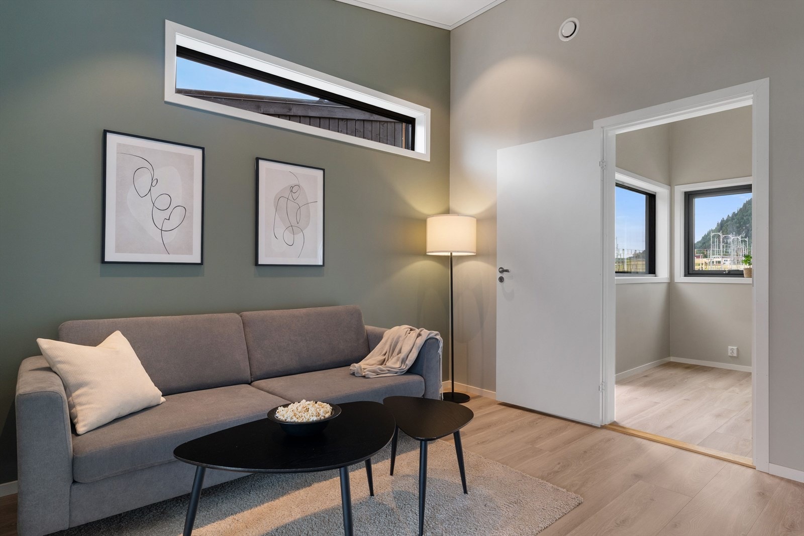 Her får du et ekstra oppholdsrom med god takhøyde og mye lys. Galleribilde