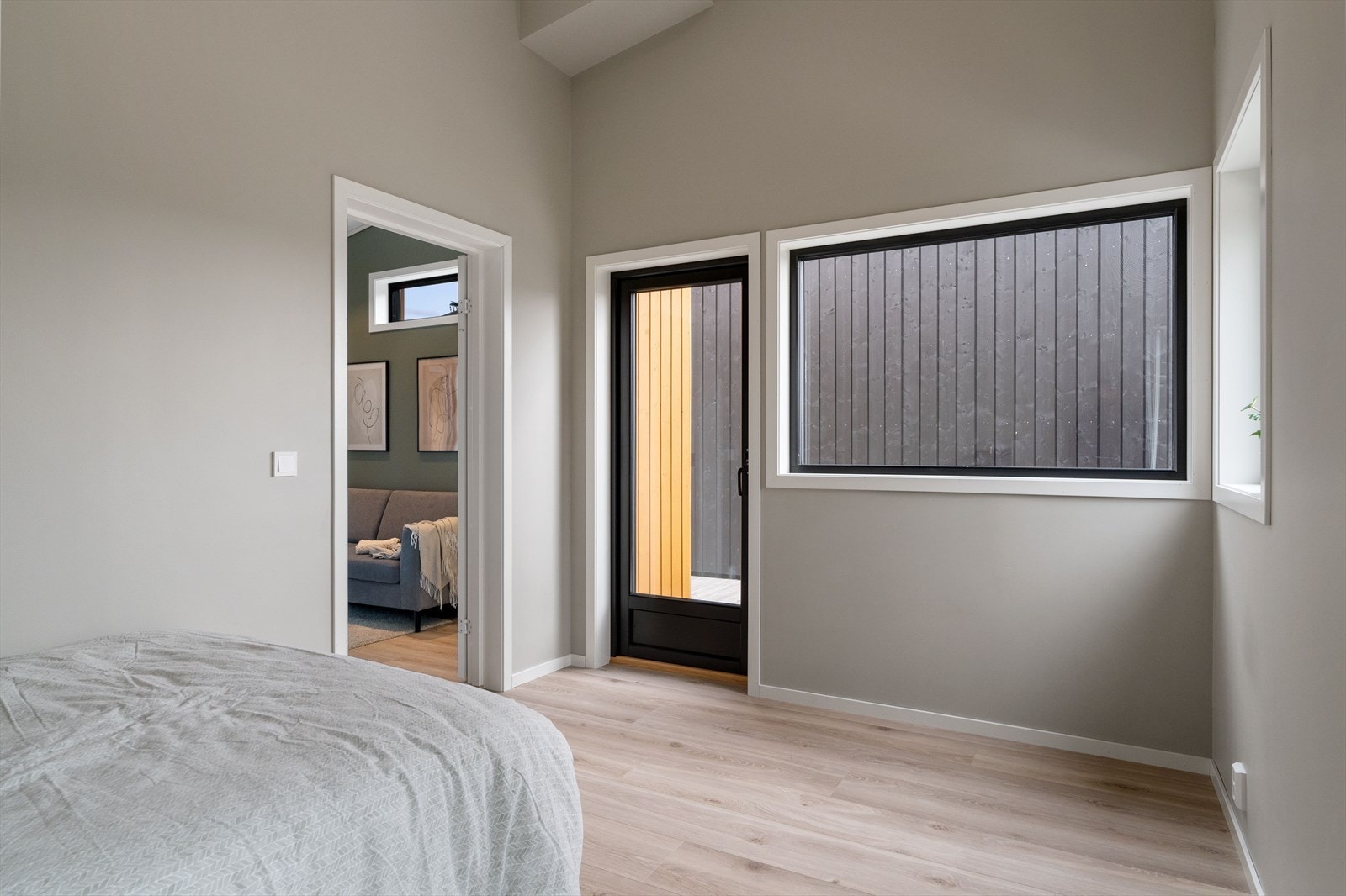 Hovedsoverommet har direkte utgang til takterrassen. Det største rommet nede er smart innredet med flere brukssoner. Galleribilde