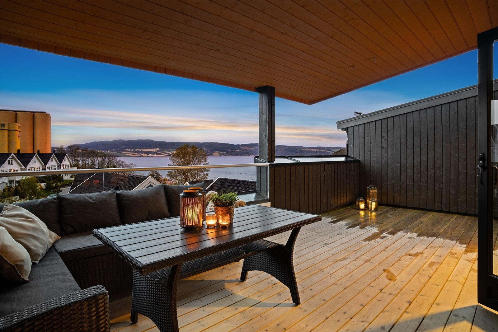 Boligen har en flott takterrasse på ca. 41 kvm utenfor loftsetasjen. Galleribilde