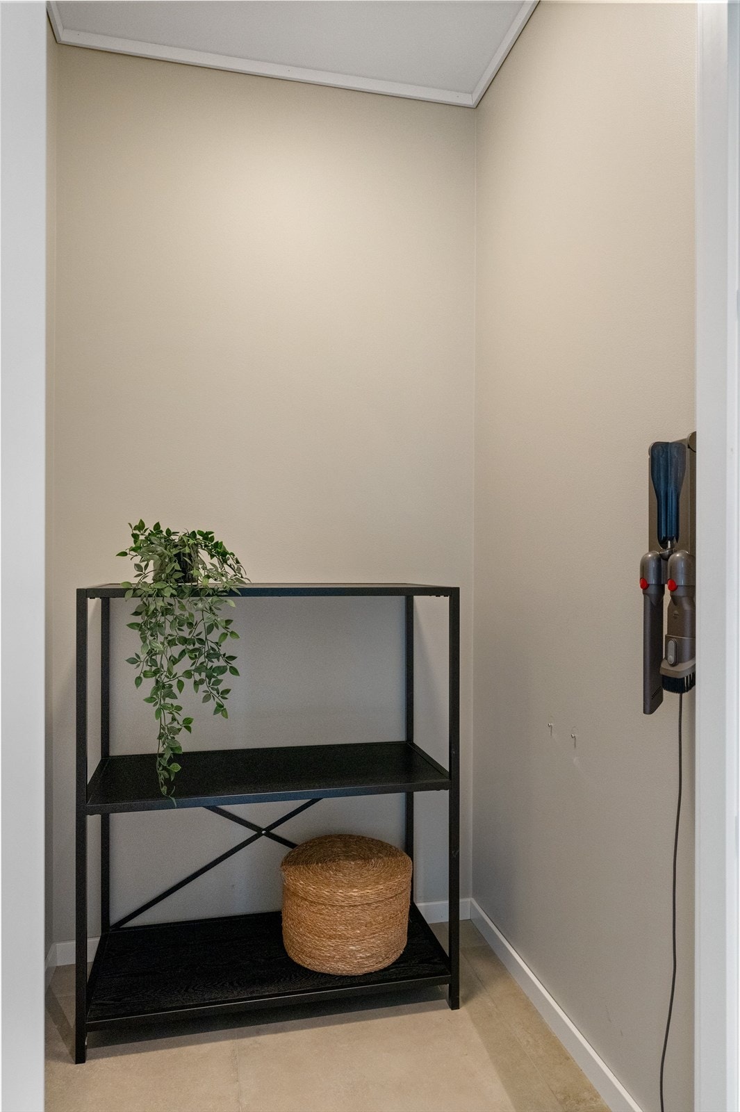 Boden som møter deg med en gang du kommer inn i boligen kan fint innredes til en praktisk garderobe - perfekt for å stue bort klær og sko. Galleribilde