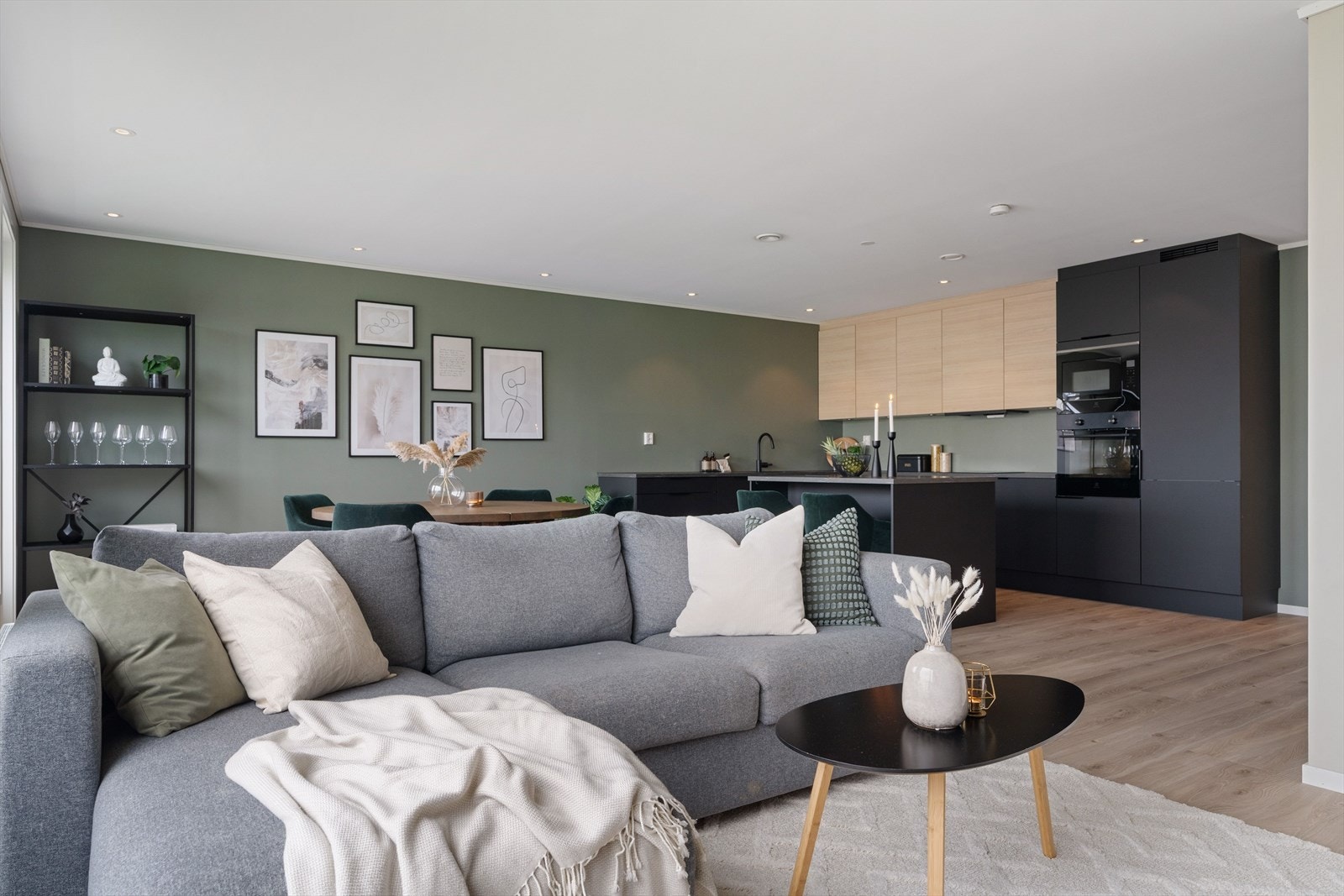 Allrommet er harmonisk der kjøkken og stue flyter sømløst sammen. Galleribilde