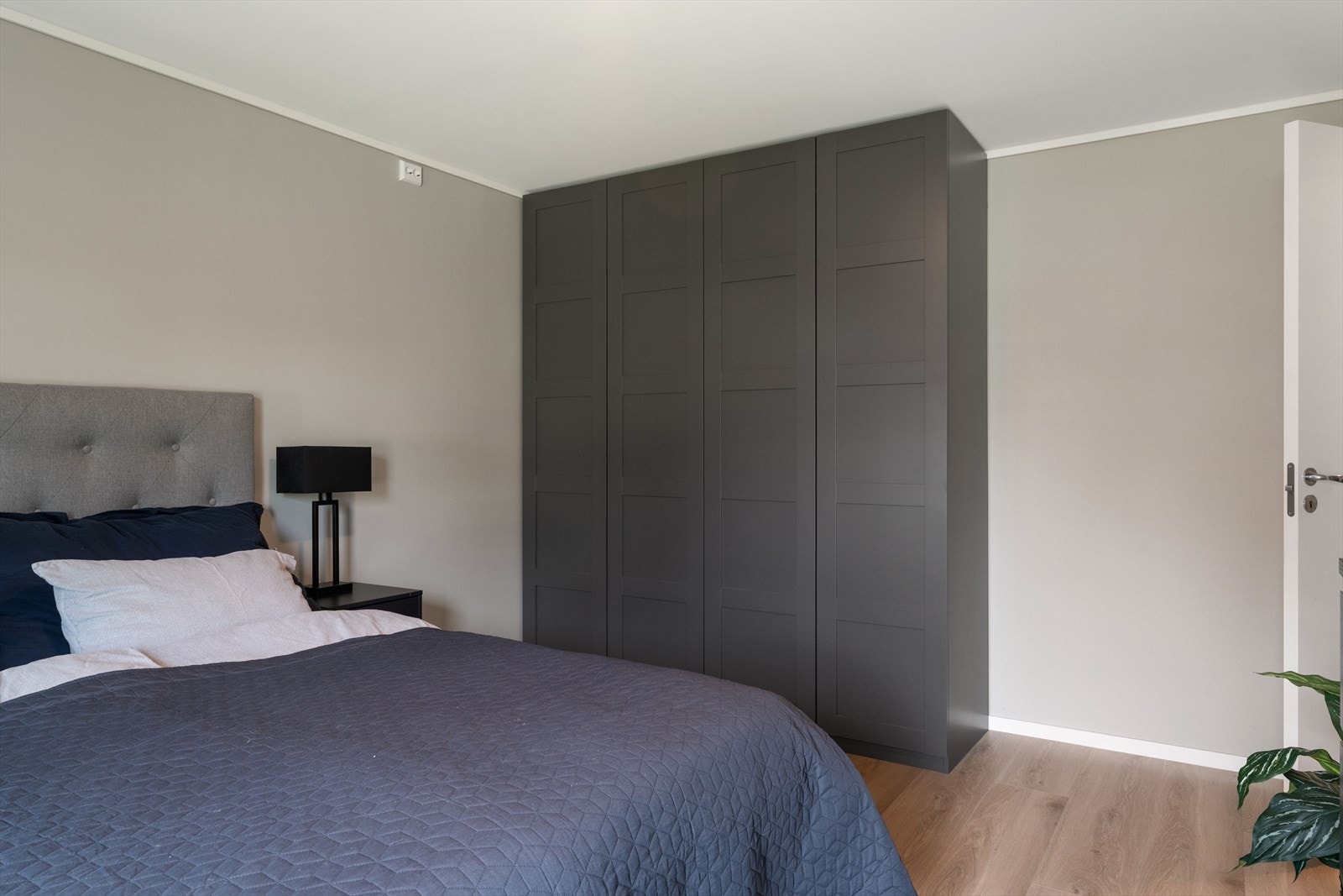 Soverommet har god plass til garderobe. Galleribilde