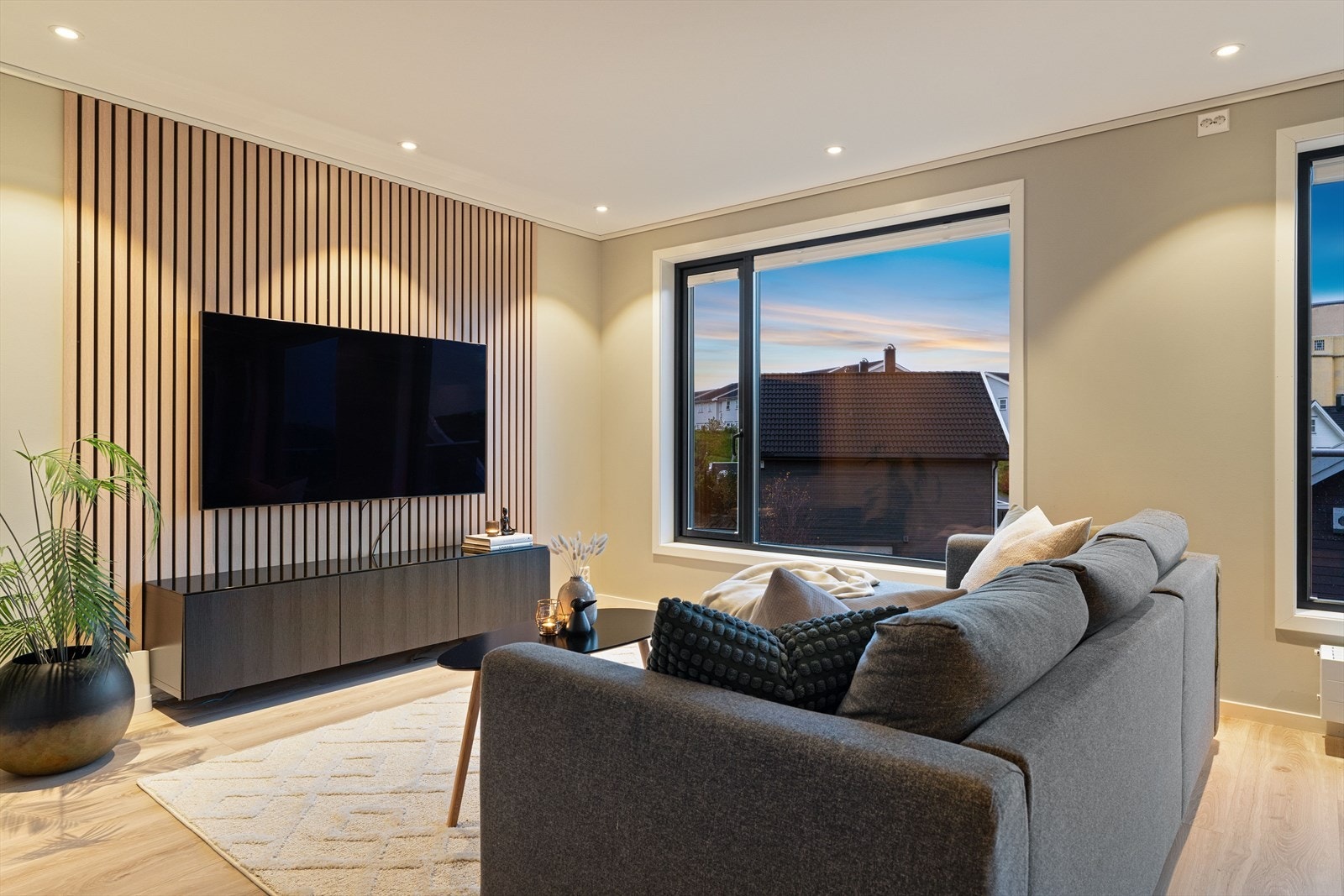 Stuen innbyr til både rolige filmkvelder og livlige sammenkomster. Galleribilde