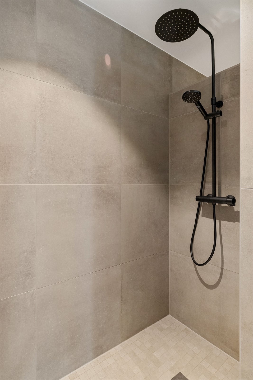 En romslig dusjnisje er helfliset. Galleribilde