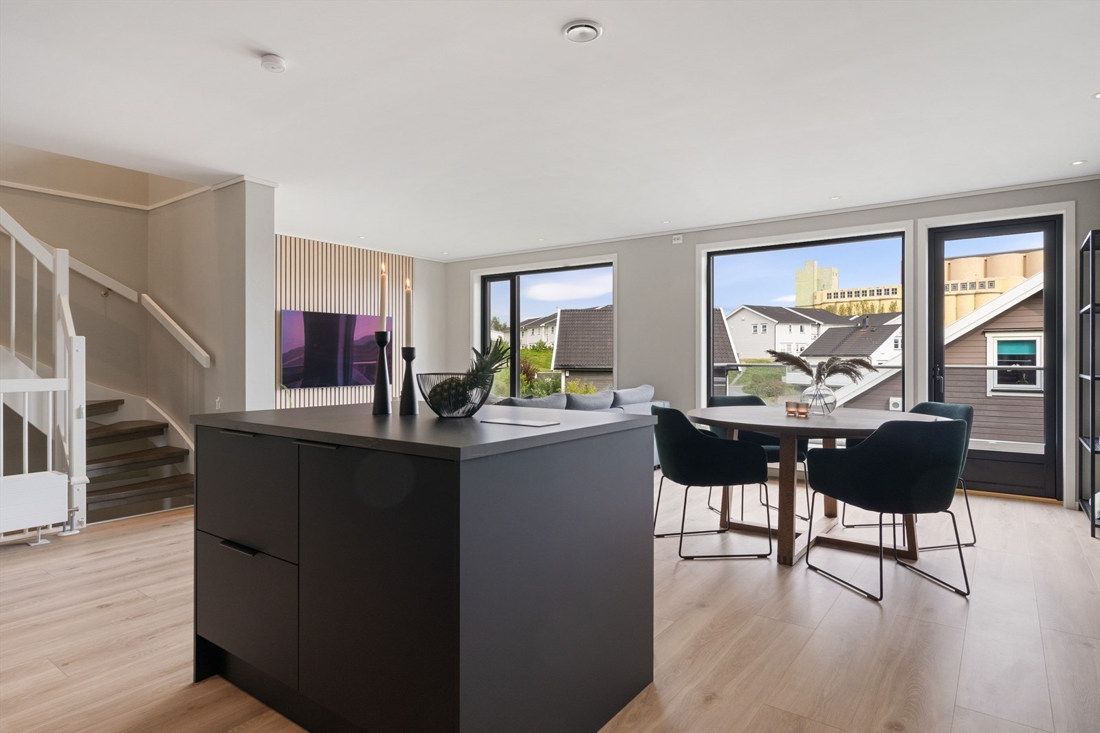 Spiseplassen ved kjøkkenet samler familie og venner til gode måltider. Kjøkkenøya sørger også for sosial matlaging. Galleribilde