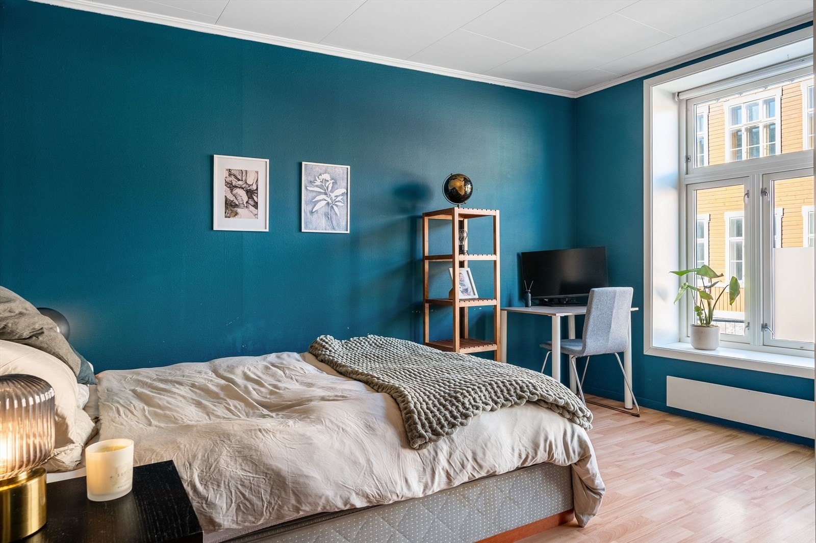 Soverommet er romslig og har god plass til dobbeltseng, nattbord og garderobeløsning. Galleribilde