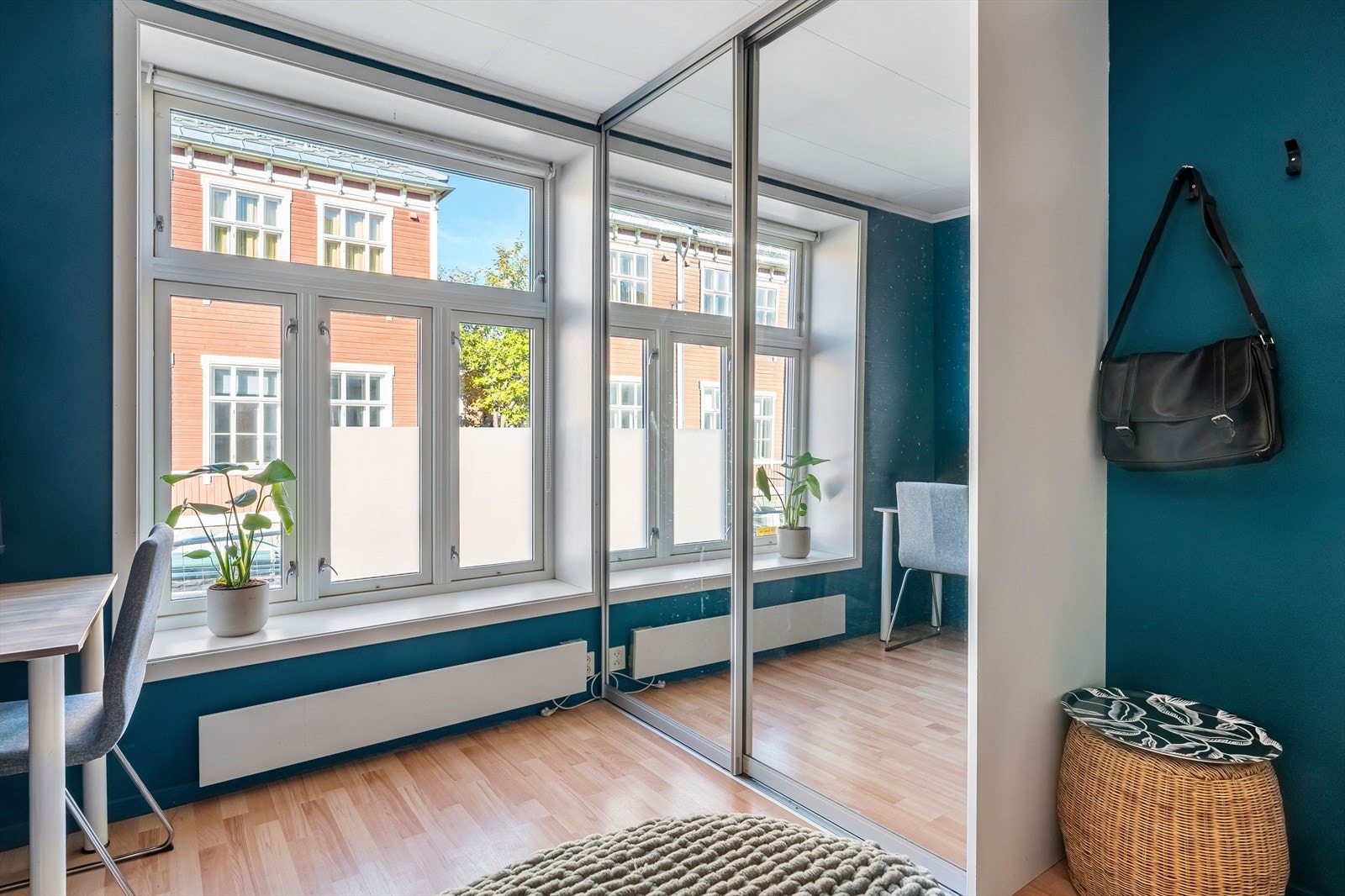 De lyse overflatene og takhøyden gir rommet en luftig følelse, og det er enkelt å skape et lunt og avslappende soveromsmiljø. Galleribilde