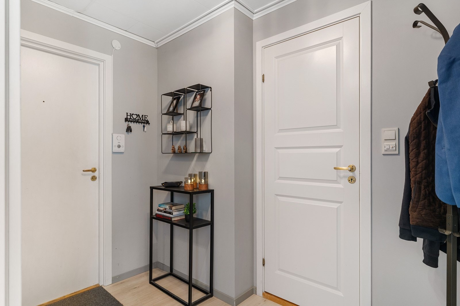 Fra entréen har man adkomst til alle rommene i leiligheten. Galleribilde