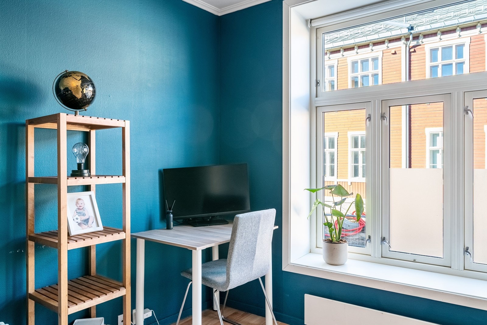 Store vinduer sørger for naturlig lysinnslipp og bidrar til en behagelig atmosfære i rommet. Galleribilde