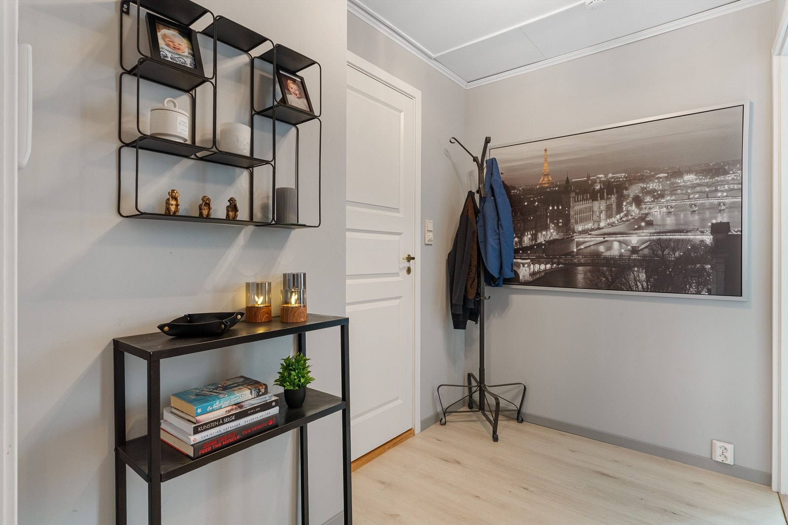 Her har du god plass til å henge fra deg yttertøy og sette fra deg sko, og det er mulighet for å innrede med garderobeløsning eller kommode for ekstra oppbevaring. Galleribilde