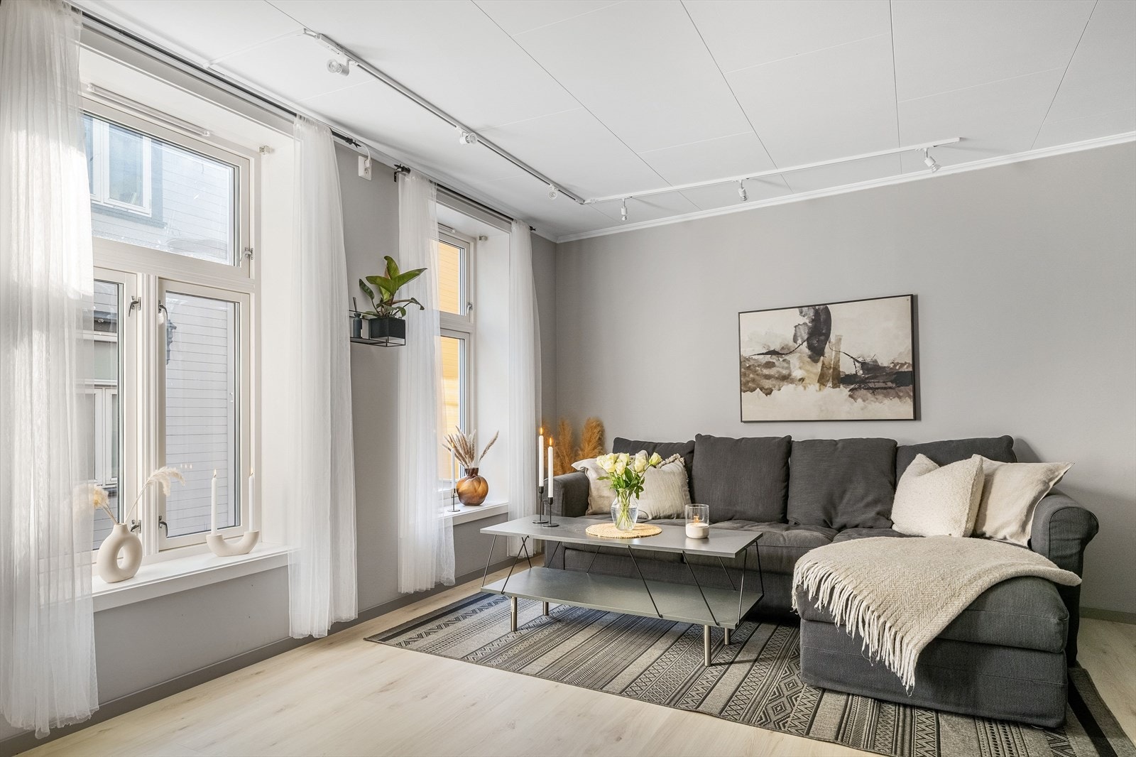 Det ble lagt nytt gulv og nytt listverk i leiligheten i 2022. Galleribilde