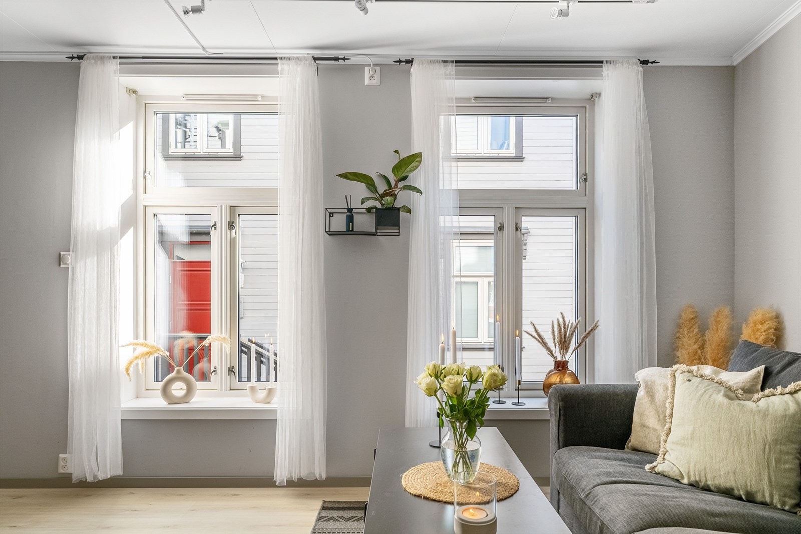 Store vindusflater slipper inn rikelig med dagslys og skaper et lyst og behagelig oppholdsrom gjennom hele dagen. Galleribilde