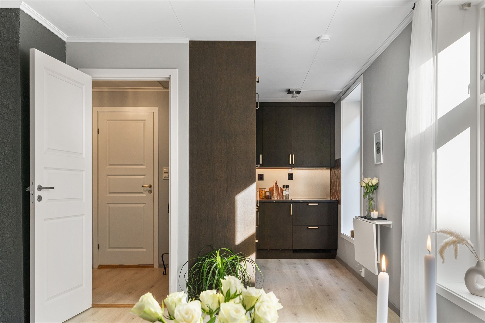 Det nyoppgraderte kjøkkenet har integrerte hvitevarer, god oppbevaringsplass og alt du trenger for en effektiv og hyggelig matlaging. Galleribilde