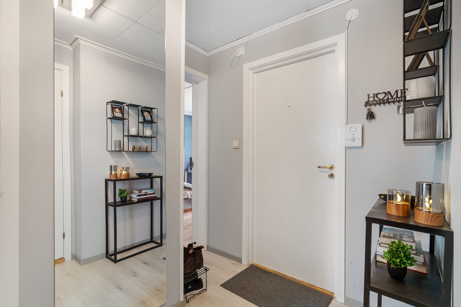 Velkommen inn i en lys og trivelig entré som gir et godt førsteinntrykk av boligen. Galleribilde