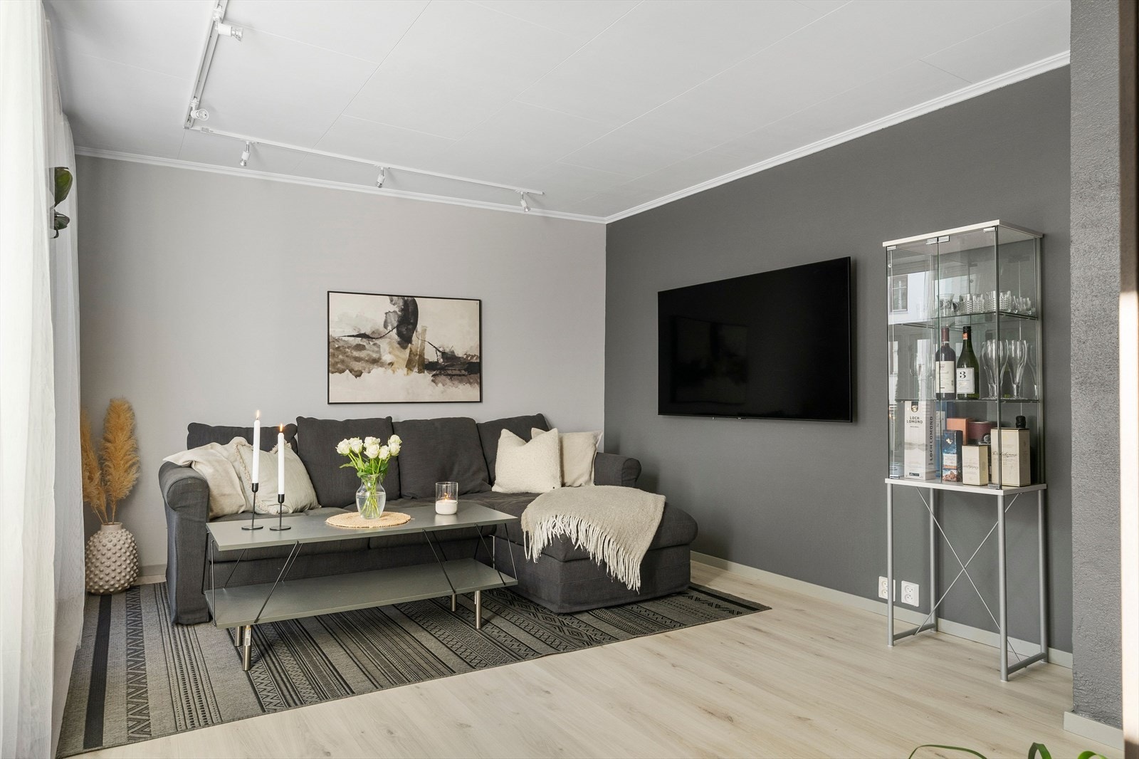 Stuen er enkel å møblere etter behov, med gode muligheter for ulike innredningsløsninger. Galleribilde