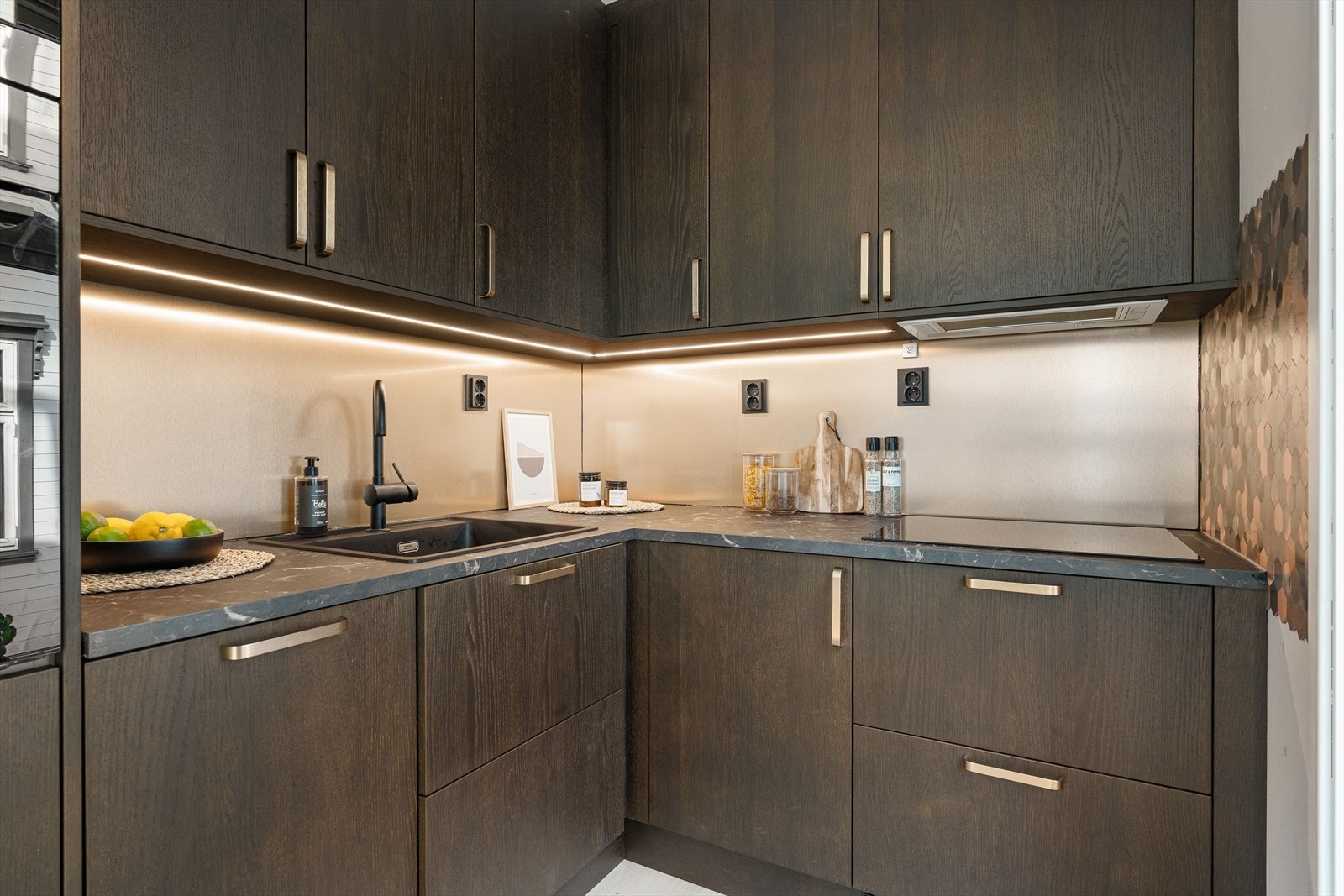 Belysningen som er montert i kjøkkeninnredningen sørger for god oversikt under matlagingen. Galleribilde