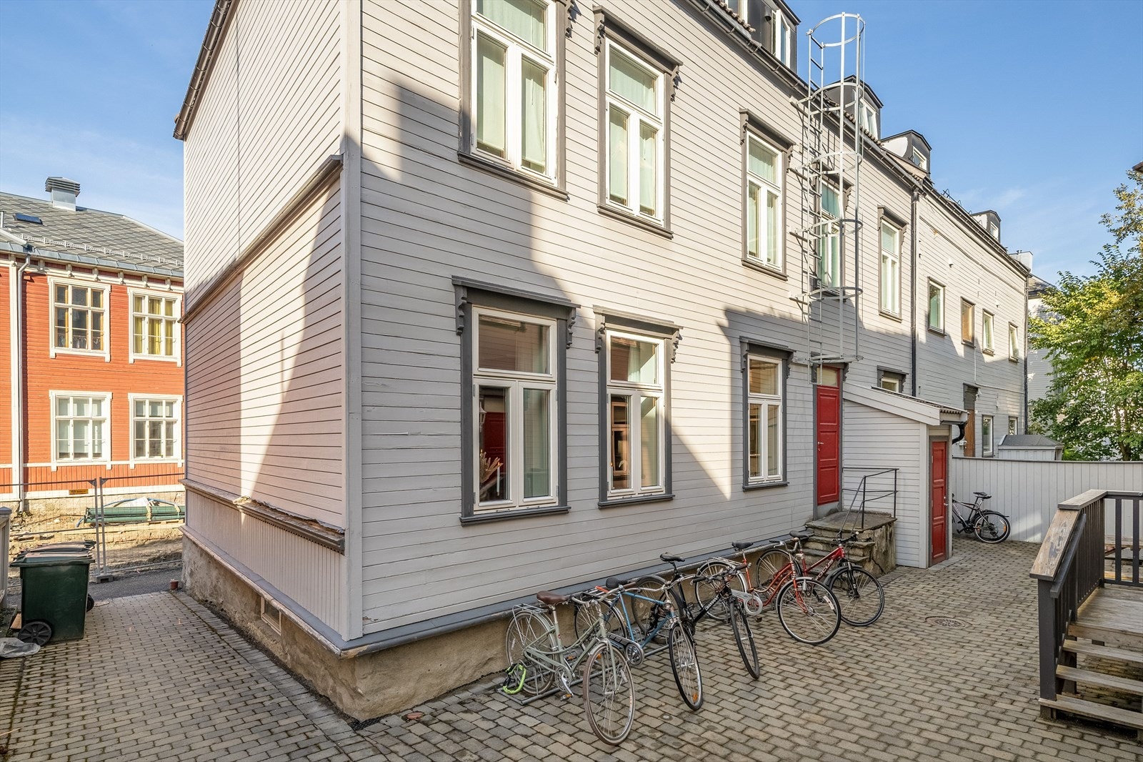 Fasaden vitner om bygårdens historie fra 1900, og leiligheten ligger i et attraktivt og sjarmerende område på populære Møllenberg. Galleribilde