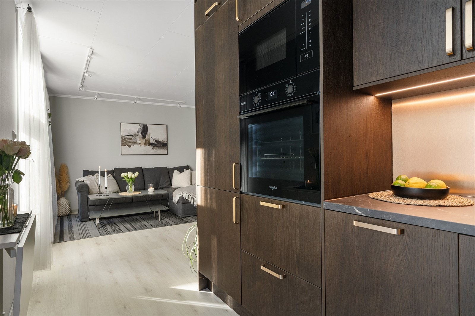 Kjøkkenet ligger i tilknytning til stuen, noe som gjør det enkelt å kombinere matlaging med det sosiale - perfekt for både hverdag og selskap. Galleribilde