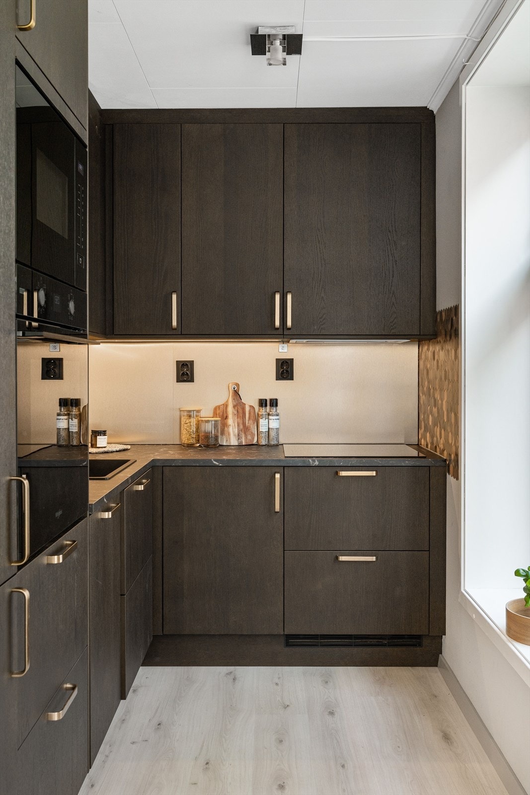 Det er ingen dokumentavgift som må betales eller forkjøpsrett ifm. kjøp av denne boligen. Galleribilde