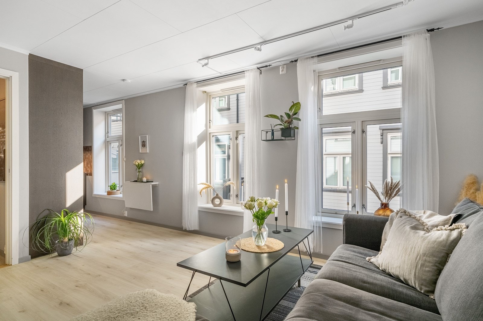 Kjøkkenet er nytt fra 2025 og har fine arbeidsflater og gjennomtenkt utforming. Galleribilde